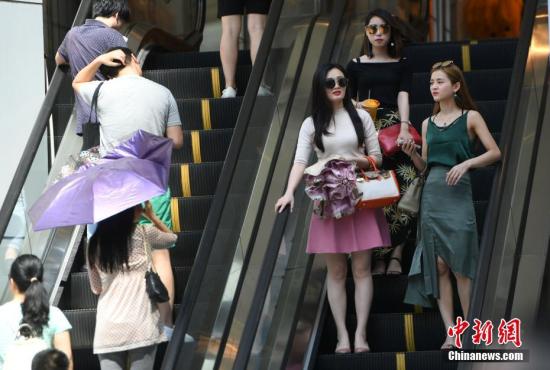 今年首次大范围高温来袭 北方多地遭“炙烤”。<a target=\'_blank\' href=\'http://www.chinanews.com/\'>中新社</a>记者 陈超 摄