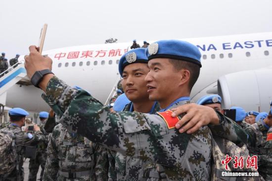 5月18日,中国第16批赴黎巴嫩维和部队第一梯队200名官兵,从昆明长水机场乘坐专机飞赴黎巴嫩任务区,执行为期1年的维和任务。图为维和官兵自拍留影。<a target=\'_blank\' href=\'http://www.chinanews.com/\'>中新社</a>发 叶洋萍 摄