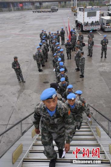 5月18日,中国第16批赴黎巴嫩维和部队第一梯队200名官兵,从昆明长水机场乘坐专机飞赴黎巴嫩任务区,执行为期1年的维和任务。图为维和部队登机出发。<a target=\'_blank\' href=\'http://www.chinanews.com/\'>中新社</a>发 叶洋萍 摄