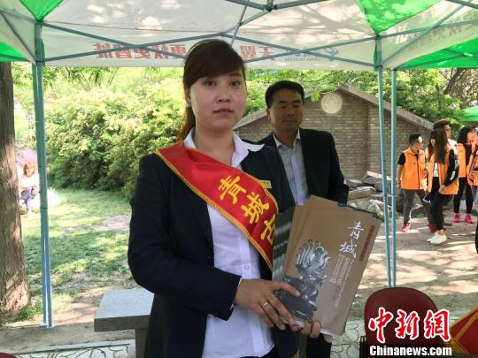 图为工作人员向民众推介旅游,并以现场示范、讲解等方式开展《中国公民国内旅游文明行为公约》、《中国公民出(国)境旅游文明行为指南》公益宣传活动,倡导文明旅游。 崔琳 摄