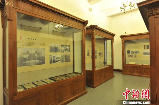 陈列展览现场。 王卫平 摄