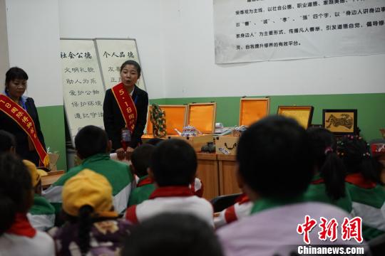 5月18日,西藏博物馆讲解员向学生们讲解珍品文物仿制品的历史。 赵玉芹 摄