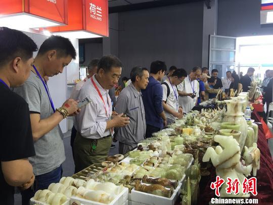 尼泊尔玉石炙手可热。 黄莹 摄