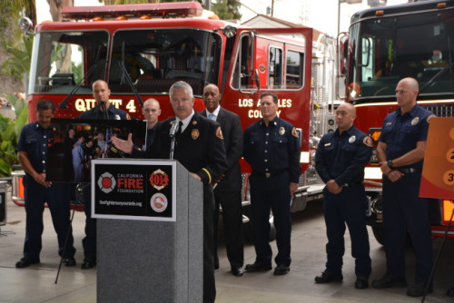 图为洛杉矶县消防局代表Dave Thies发言。(记者张宏／摄影)