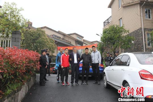 图为:警方将涉案人员现场抓获。临安警方供图
