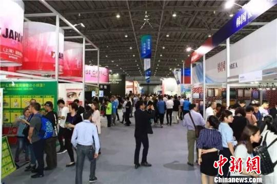 53.2%的参展企业达成进口、产品(品牌)代理和投资合作意向,较去年上涨了13%。 许林峰 摄