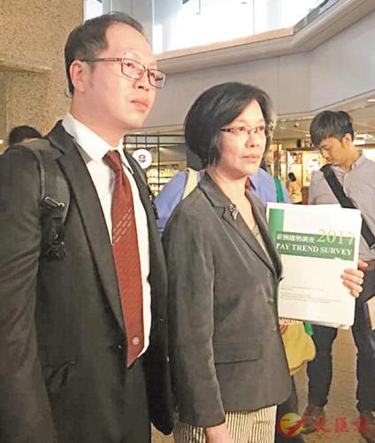 利葵燕(右)形容,递增薪额数字被扭曲。 图片来源:香港《文汇报》