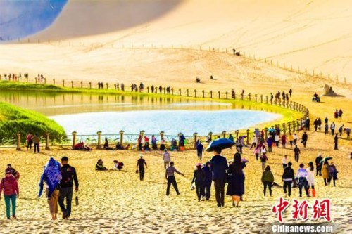 图为络绎不绝的游客前往月牙泉观光游览。 王斌银 摄