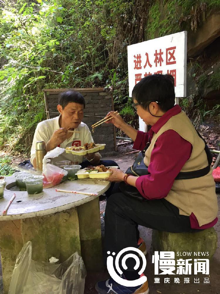 老伴总是把肉夹给体力劳动的张继文