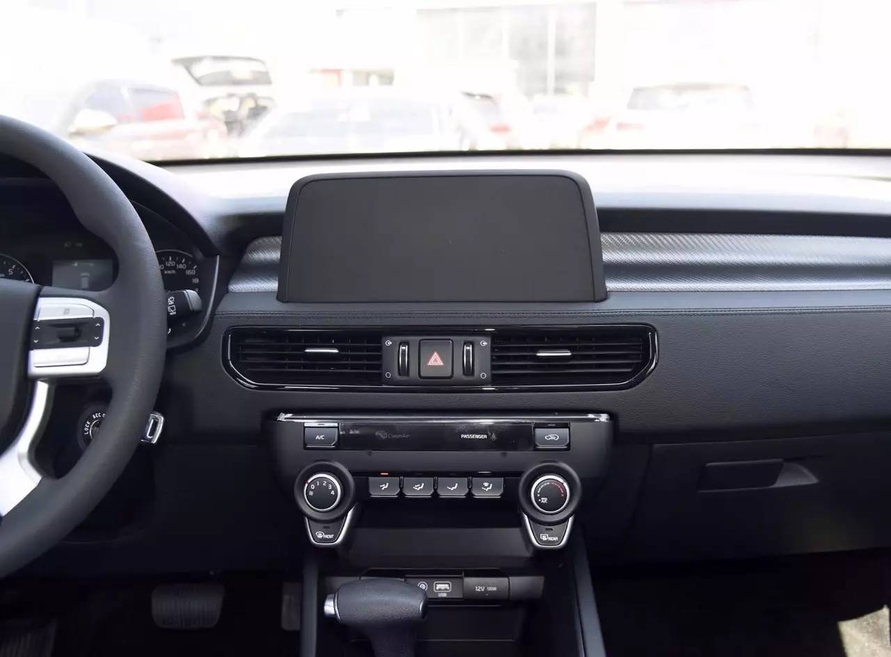 车友花20万买的起亚SUV,尼玛中控竟配了块