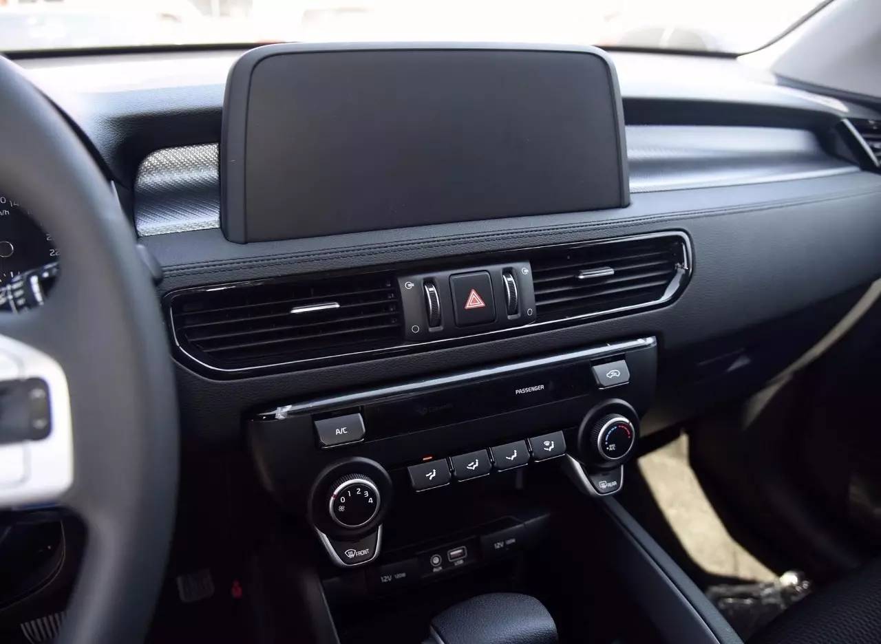 车友花20万买的起亚SUV,尼玛中控竟配了块