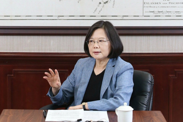 1495155266620542.jpg 台湾地区领导人就职满周年,台湾民众对蔡英文的满意度仅剩18%。(图片来源:台湾《联合报》)