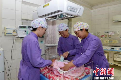 资料图:青海省人民医院的医护人员照看刚出生的婴儿。 孙莹 摄