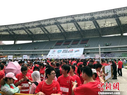 5月20日,中国坐标·上海城市定向户外挑战赛在沪举行,参赛选手在起点做准备。 马化宇 摄