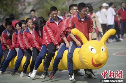 高三学生参与“毛毛虫十人跑”比赛。 <a target=\'_blank\' href=\'http://www.chinanews.com/\'>中新社</a>记者 刘文华 摄