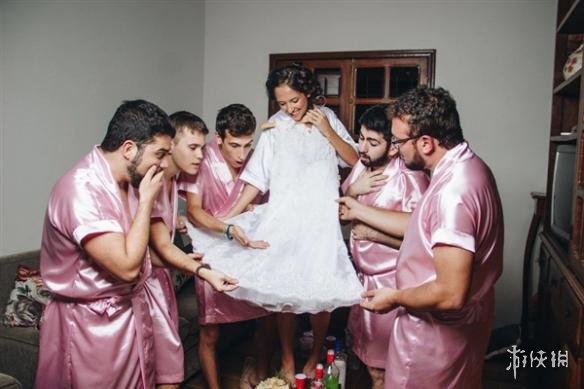 美女程序员结婚拍摄睡衣趴狂欢照 豪华伴娘团绝了！