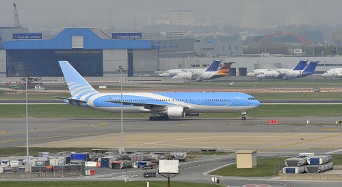 资料图片：一架客机在比利时首都布鲁塞尔机场跑道上滑行。新华社记者 武巍 摄