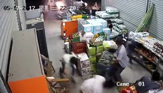 广西数名蒙面男持火药枪进超市扫射 村民胸部中枪