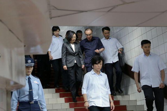 蔡英文在密道中听取冯世宽做简报