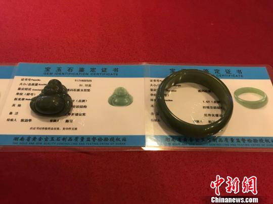 图为香花玉制作的饰品。 鲁毅 摄