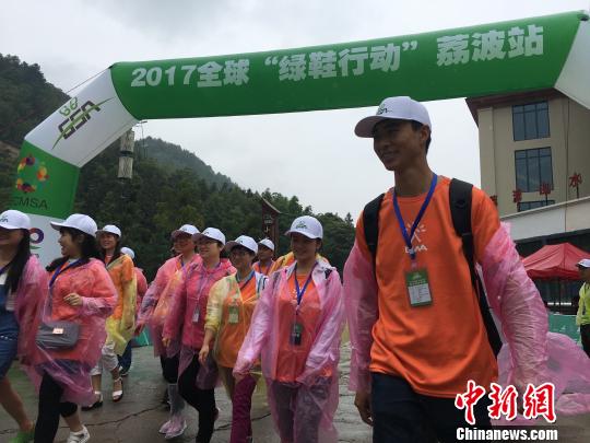 300多位参会代表徒步小七孔景区,以此倡导和实践低碳出行、绿色游、文明旅游、健康旅游。 王林成 摄