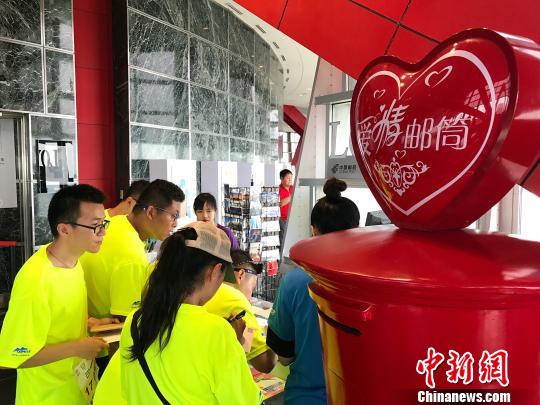 5月20日,中国坐标·上海城市定向户外挑战赛的任务点之一--爱情邮筒。 马化宇 摄