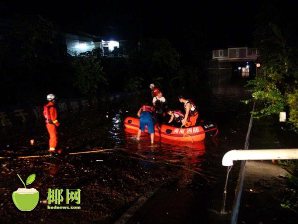 琼海大雨货车水中抛锚,小货车内一家3口被困获营救。(来源:椰网)