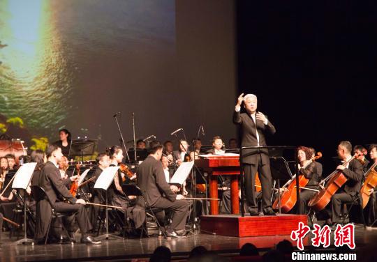 5月21日,“爱之回响——HELLOBABY第六届海峡两岸胎教音乐会”在北京天桥艺术中心上演。北京爱乐者交响乐团演奏了《轻骑兵进行曲》《春之声圆舞曲》《沃尔塔瓦河》《如歌的行板》《蓝色多瑙河》等多个经典曲目。 郑巧 摄