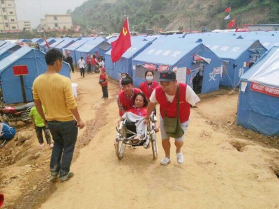 送外卖 酒吧唱歌 做志愿者 80后残疾人曾去汶川抗震救灾