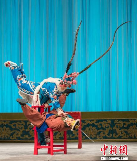 《挡马》白玮琛饰演杨八姐,王浩饰演焦光普 国家京剧院供图 摄