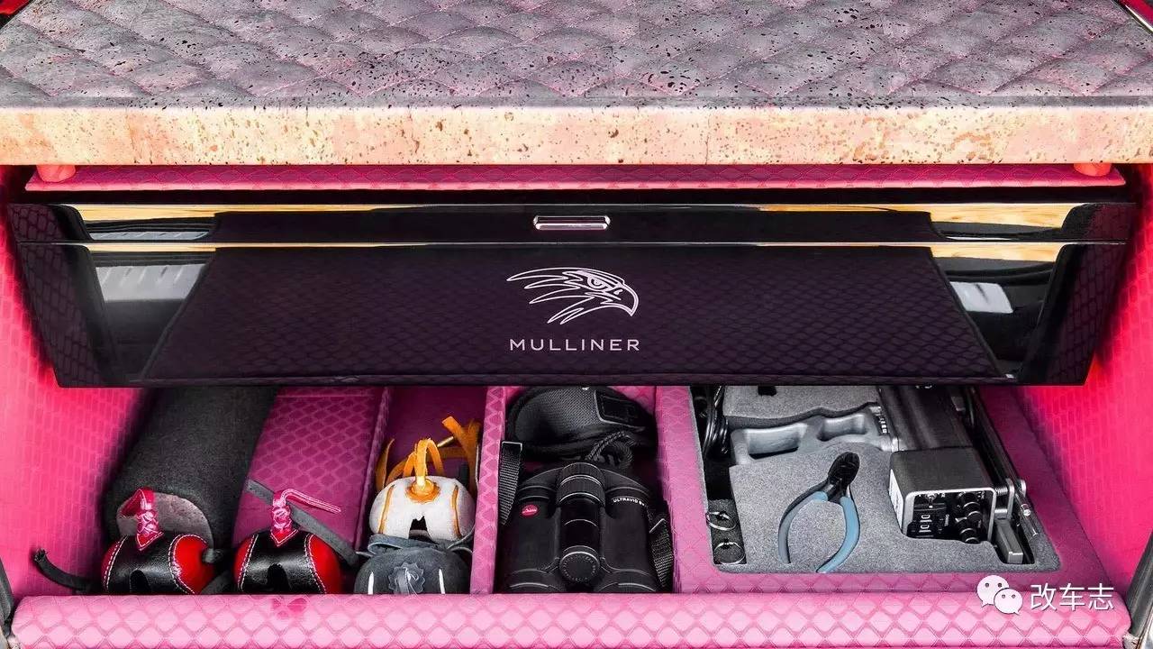 价值500万的宾利添越,打开后备箱后真是