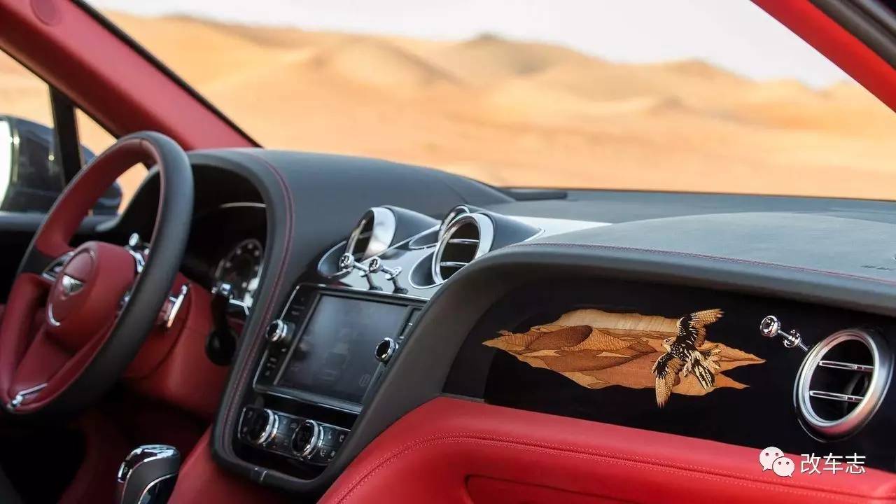 价值500万的宾利添越,打开后备箱后真是