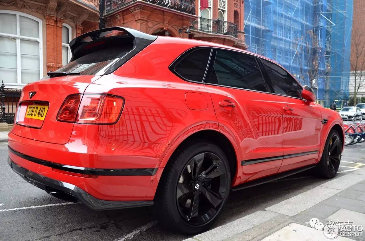 价值500万的宾利添越,打开后备箱后真是