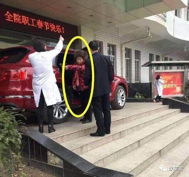 价值500万的宾利添越,打开后备箱后真是