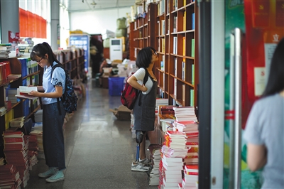 5月19日，谢仁慈在图书馆挑选自己需要的书籍。