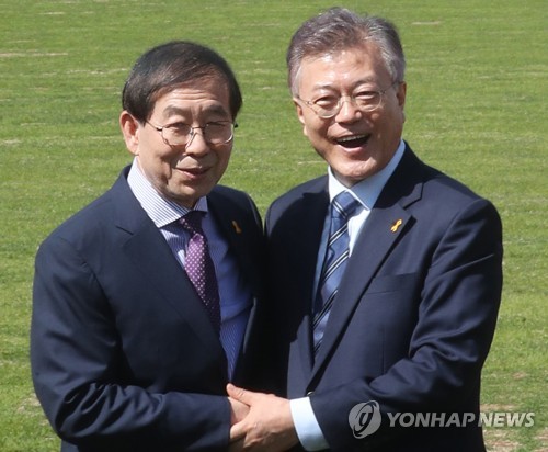 首尔市长朴元淳(左)韩国总统文在寅(右)