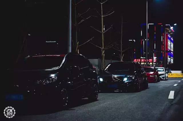 三辆超跑GK5深夜出没:一个人玩改装,真的好寂寞!