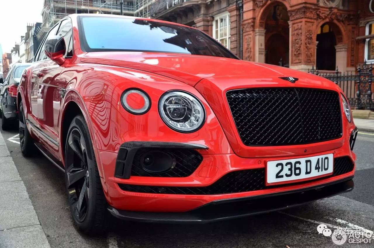 价值500万的宾利添越,打开后备箱后真是