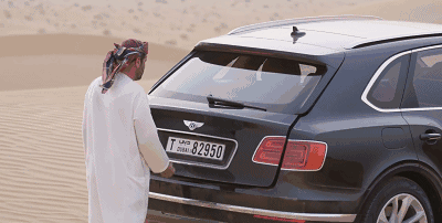 价值500万的宾利添越,打开后备箱后真是