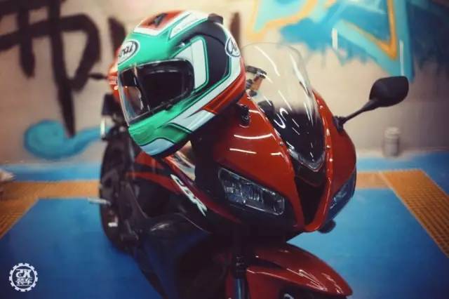 三辆超跑GK5深夜出没:一个人玩改装,真的好寂寞!