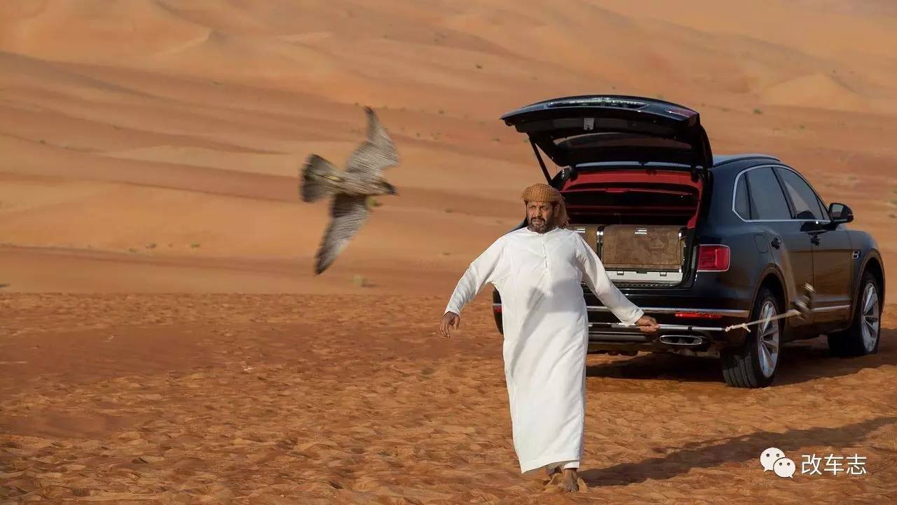 价值500万的宾利添越,打开后备箱后真是 人不