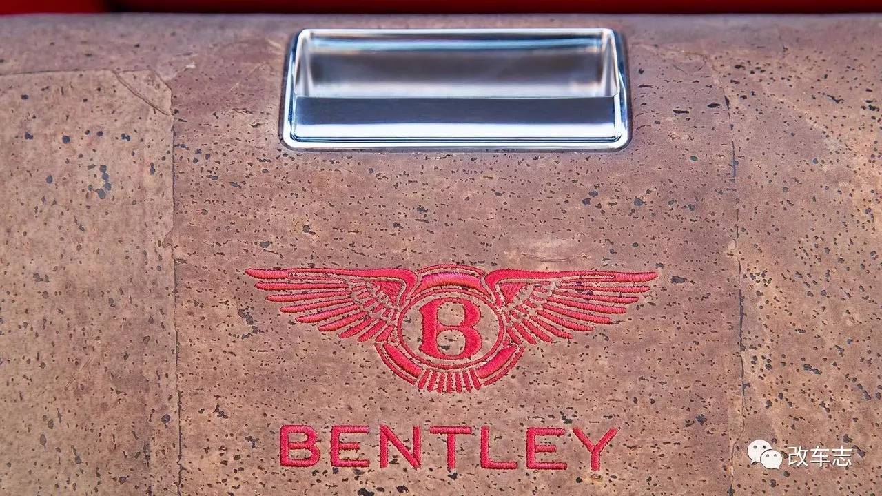 价值500万的宾利添越,打开后备箱后真是