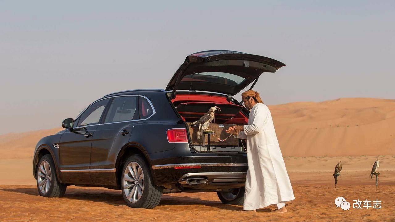 价值500万的宾利添越,打开后备箱后真是