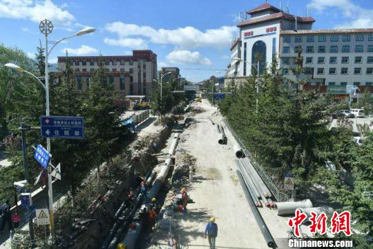 香格里拉街头。 任东 摄