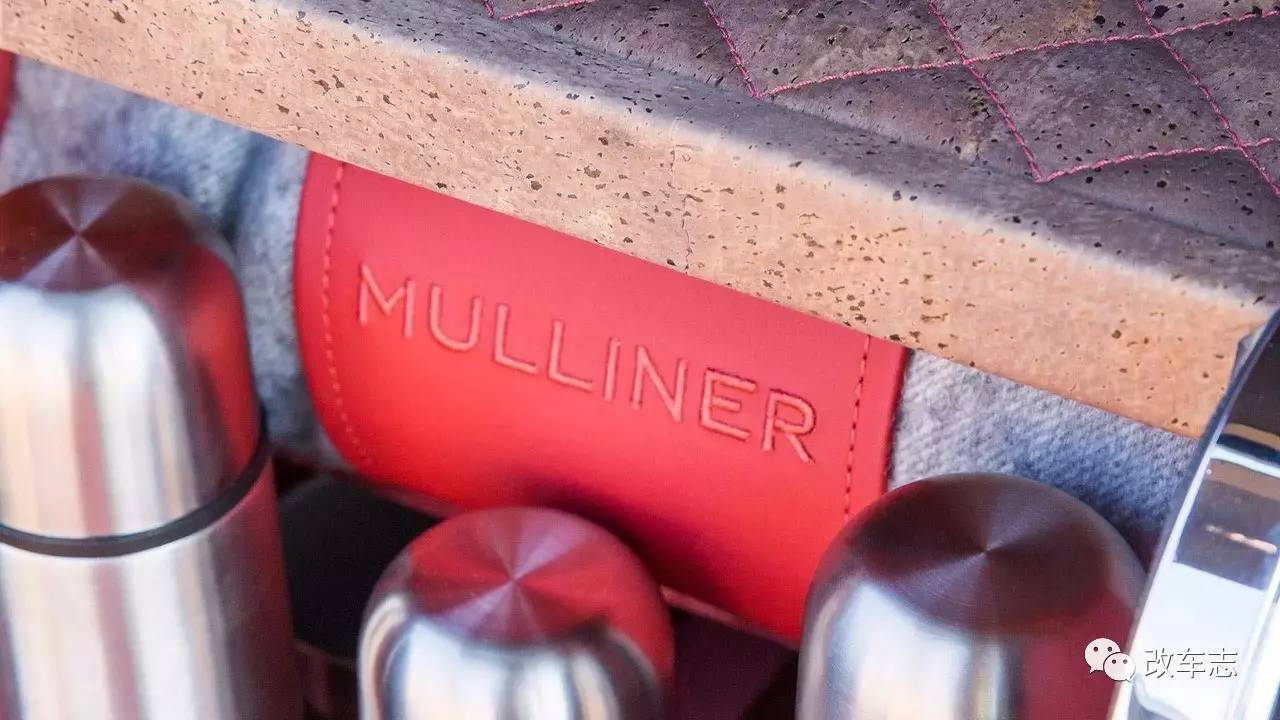 价值500万的宾利添越,打开后备箱后真是