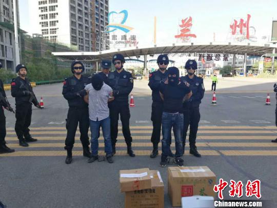 图为警方押解嫌犯回兰州。 黄智超 摄