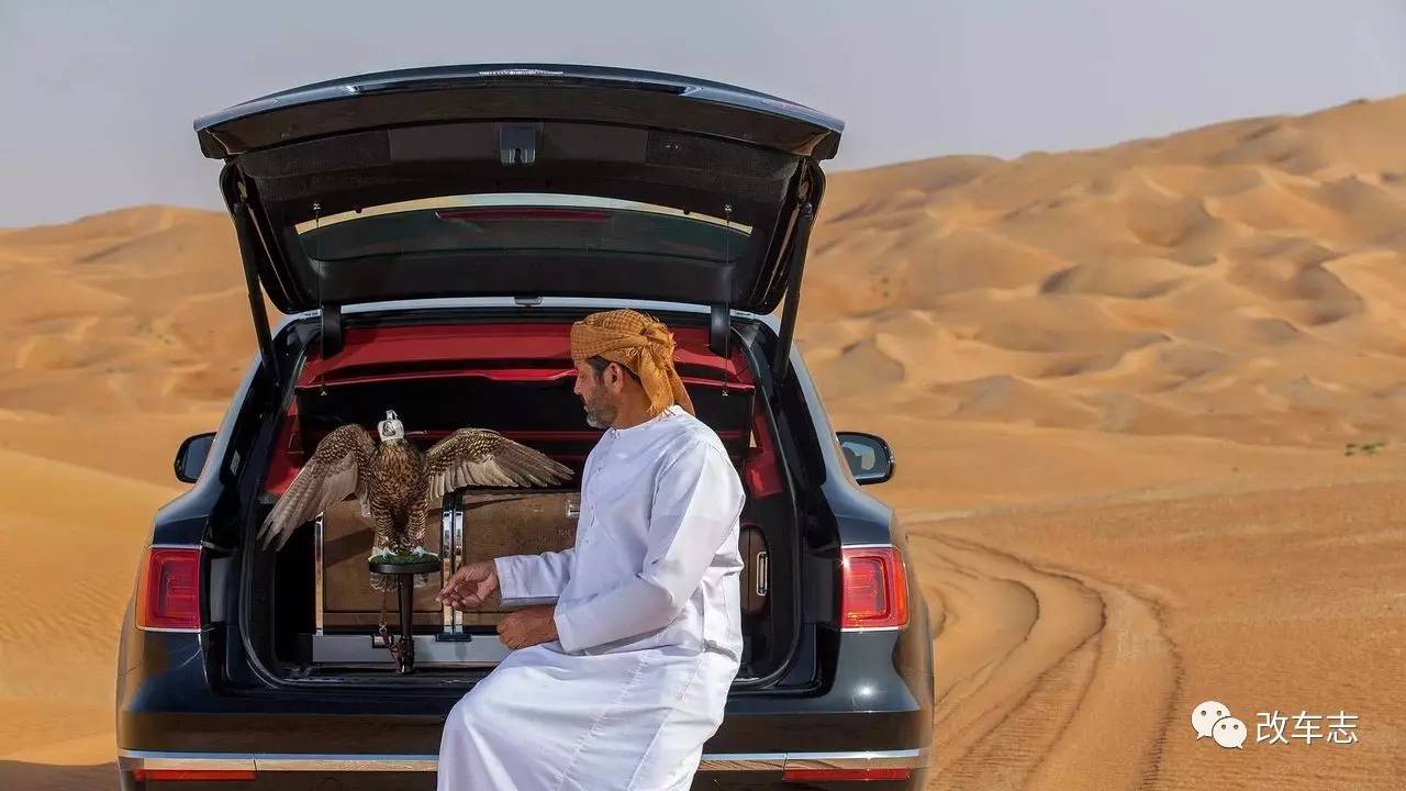 价值500万的宾利添越,打开后备箱后真是