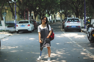 5月19日，爱穿裙子的女生谢仁慈，遇见同学总是微笑着打招呼。