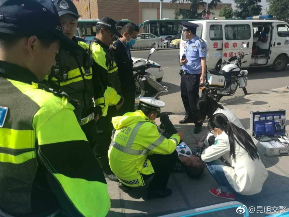  图为交警与医务人员对男子进行“救治”。