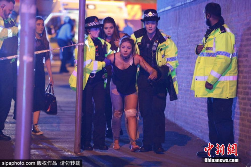 曼彻斯特体育场发生爆炸,目前已造成19人死亡、约50人受伤。 曼彻斯特演唱会后发生爆炸 美歌手:感到心碎